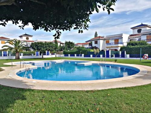 uma piscina num parque com casas ao fundo em Casa Chiki em Vera