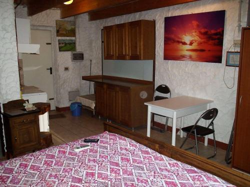 1 dormitorio con cama, escritorio y mesa en Ianua Coeli, en Mosso Santa Maria