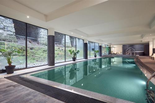 Bazén v ubytování Van Der Valk Sélys Liège Hotel & Spa nebo v jeho okolí