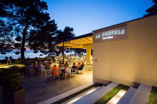 Un restaurante u otro lugar para comer en Valamar Parentino Hotel