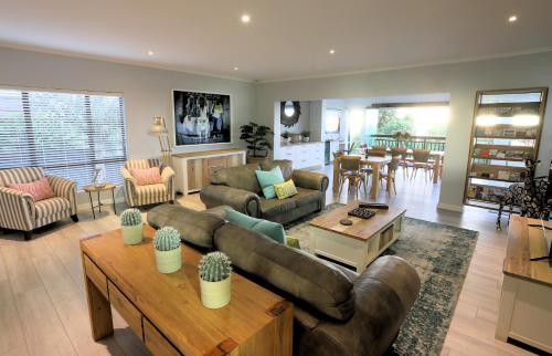 sala de estar con sofá y mesa en Lavender Moon Guest House en Durban