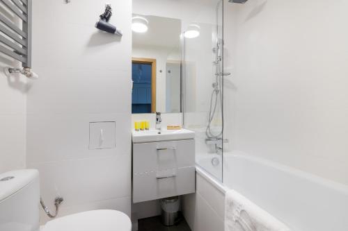 Ένα μπάνιο στο Ochota Homely Apartment