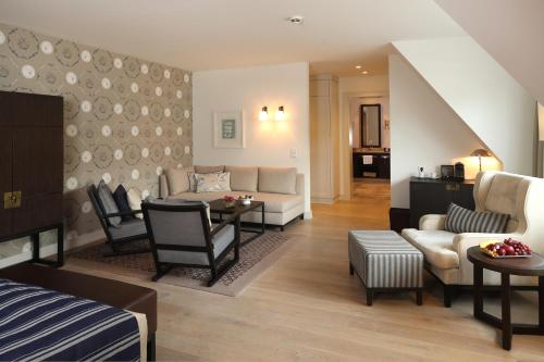a living room with a couch and a table at Severin's Resort & Spa in Keitum