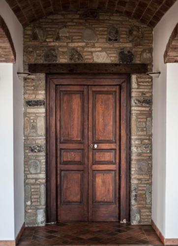 a wooden door in a stone wall at Lolivia Masseria & Ristoro in Senise