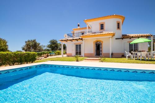 een villa met zwembad voor een huis bij Villa Muriwai by Algarve Vacation in Armação de Pêra