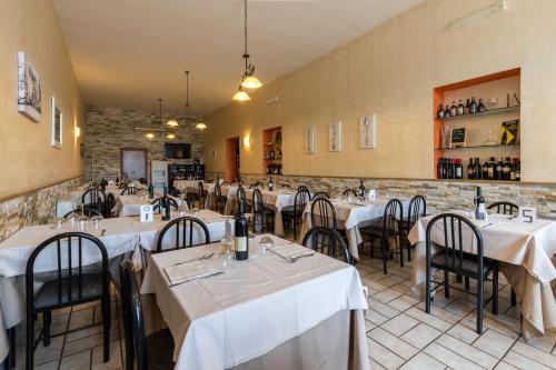 - un restaurant avec des tables et des chaises dans une salle dans l'établissement IL CONTADO B&B, à Castel SantʼElia