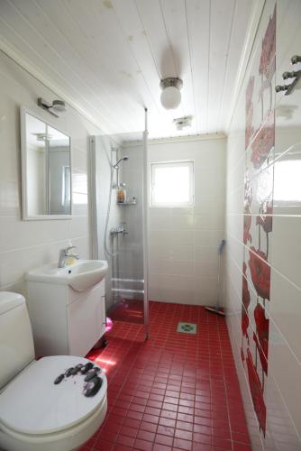 y baño con aseo, lavabo y ducha. en Pikku Torppa Cottage, en Kotka