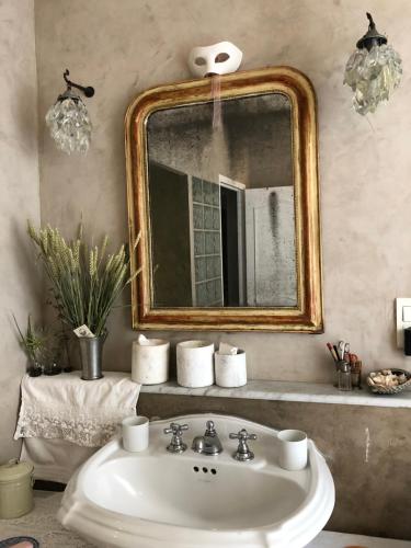 une salle de bain avec un lavabo et un miroir dans l'établissement Appartement Centre Ville Bastia, à Bastia