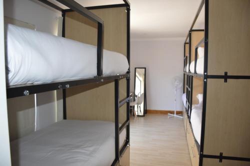 Poschodová posteľ alebo postele v izbe v ubytovaní Explorer Backpackers