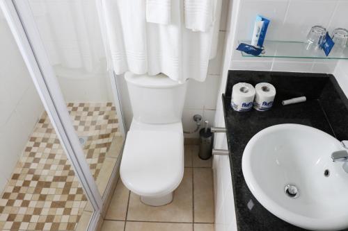 ein Badezimmer mit einem weißen WC und einem Waschbecken in der Unterkunft Kaliva 364 at Club Mykonos in Langebaan in Langebaan