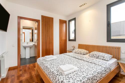- une chambre avec un lit et un lavabo dans l'établissement Stay U-nique Apartments Plaça de Tetuan, à Barcelone