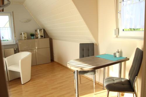 a kitchen and dining room with a table and chairs at Ferienwohnung Auf der Blumenstrasse in Nettetal
