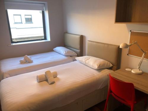 Tempat tidur dalam kamar di City Centre Apartments in Galway