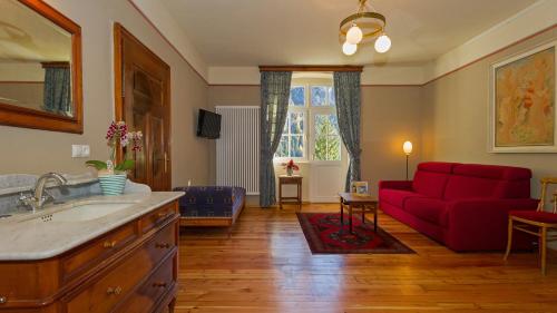 布萊埃斯的住宿－布拉伊埃斯湖泊酒店，一间带红色沙发的浴室和一间客厅