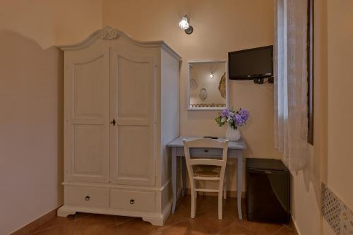 a room with a desk and a cabinet and a table at B&B Le Oasi in Terrasini