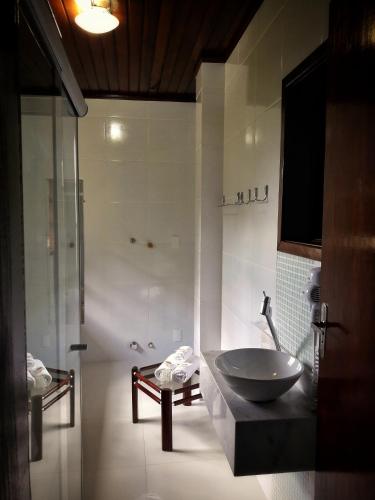 Bilik mandi di Pousada Casarão