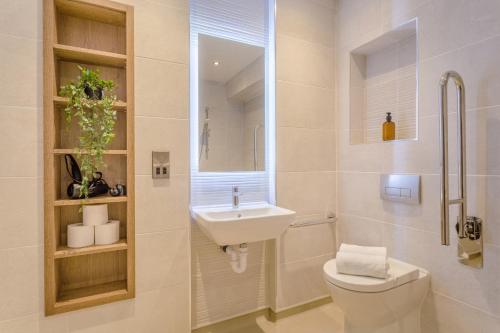 Ένα μπάνιο στο Dwell City Living
