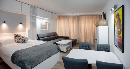 - une chambre avec un lit, un canapé et une table dans l'établissement Studio Apartment Theatre View, à Sarajevo