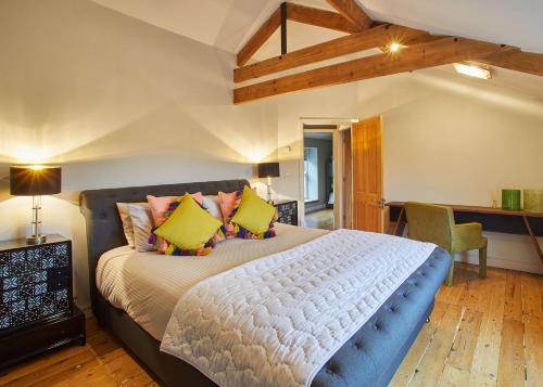 a bedroom with a king sized bed in a room at Host & Stay - The Old Pottery in Pickering