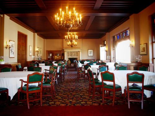 A restaurant or other place to eat at University Club of San Francisco