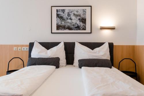a bedroom with two beds with white pillows at Studiowohnungen am Rieger-Hof in Hartmannsdorf