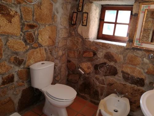Vonios kambarys apgyvendinimo įstaigoje Casa da Costeira