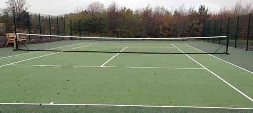 a tennis net on a tennis court at Executive Lakeside Lodge at Mullans Bay in Kesh