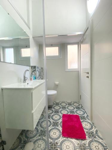Bilik mandi di Sea Suites