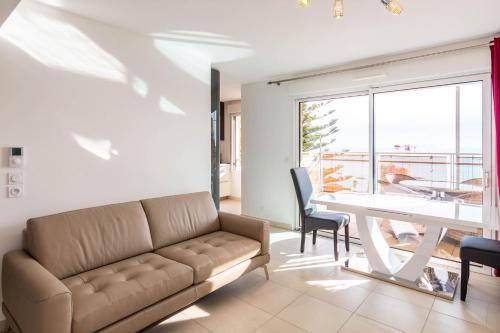 un salon avec un canapé et une table dans l'établissement Krystal Palace A, à Beausoleil