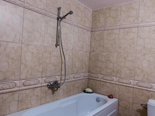 ein Badezimmer mit Badewanne und Toilette in der Unterkunft Evrika home 19 in Pamporowo