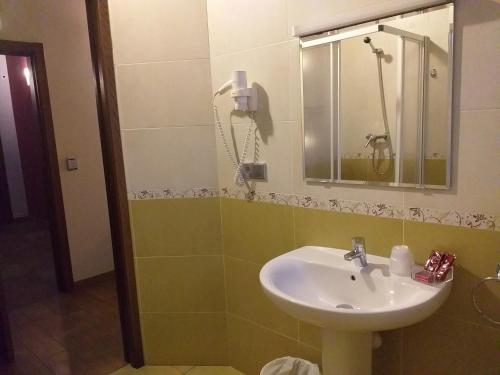 uma casa de banho com um lavatório e um espelho em OTXOENEA em Irun