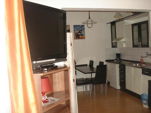 uma sala de estar com uma grande televisão de ecrã plano num centro de entretenimento em Pension Easy Journey em Praga