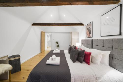 a bedroom with a large bed with pillows at Eton House-Stunning-Castle views-5Bed-Free-Parking in Eton