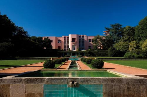 a building with a fountain in the middle of a garden at Romantic - Casa Rua Bela in Porto
