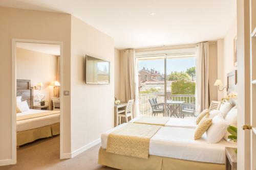 Cette chambre d'hôtel comprend un lit et un balcon. dans l'établissement Le Concorde, à Aix-en-Provence