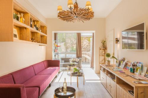 ein Wohnzimmer mit einem lila Sofa und einem Tisch in der Unterkunft Le Concorde in Aix-en-Provence