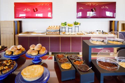 Comida en o cerca de este hotel