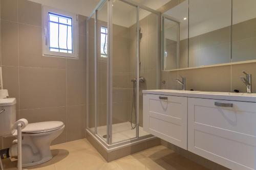 ein Badezimmer mit Dusche, Toilette und Waschbecken in der Unterkunft La Gaoute in Sainte-Maxime