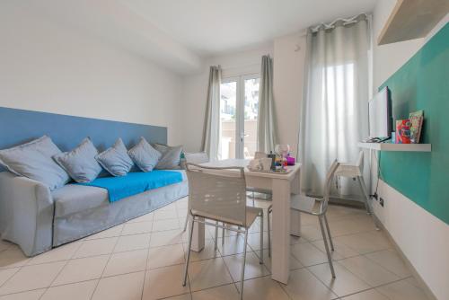 a living room with a couch and a table at Babyaccommodation Family Comfort in Pietra Ligure