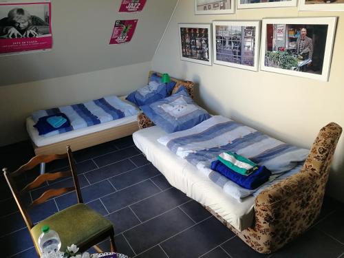 ein Zimmer mit 2 Betten und einem Stuhl darin in der Unterkunft Gästezimmer 10 min von der Altstadt entfernt in Hattingen
