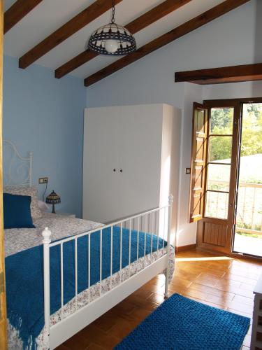 a bedroom with a bed in a room with a window at La Cabaña del Abuelo de Selaya in Selaya