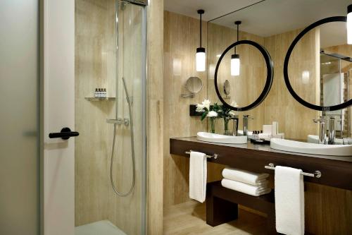 A bathroom at Hyatt Regency Hesperia Madrid