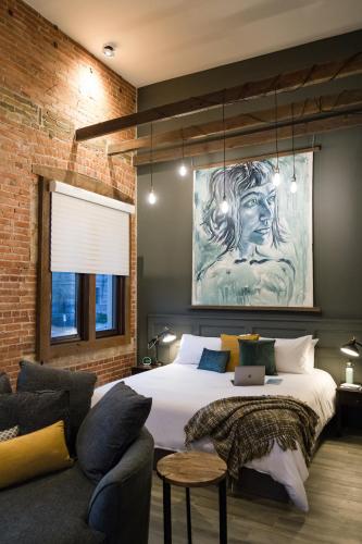 Ruang duduk di 48 King West Boutique Hotel