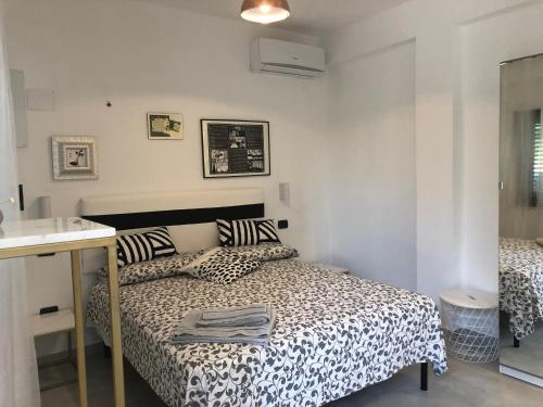 1 dormitorio pequeño con 2 camas y lavamanos en B&B Terra Marique, en Siracusa
