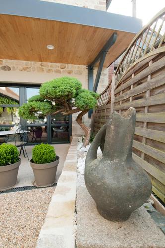 a statue of a vase sitting next to a staircase at Logis Hotel Restaurant Nougier in Saint-Étienne-de-Fursac