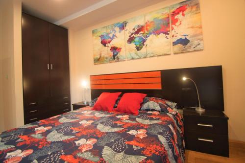 1 dormitorio con 1 cama y una gran pintura en la pared en Modern CasaTuris Apartment with Castle Views A131, en Alicante