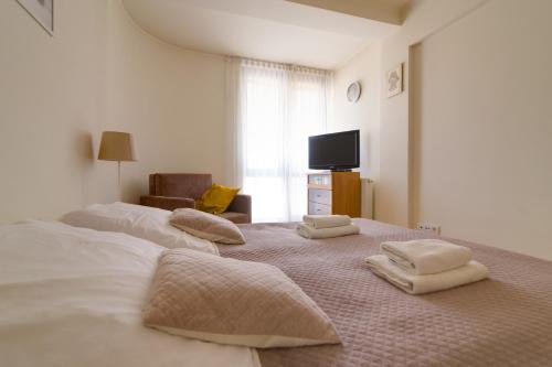En eller flere senger på et rom på Krynica Apartamenty Przytulny apartament w Centrum 54