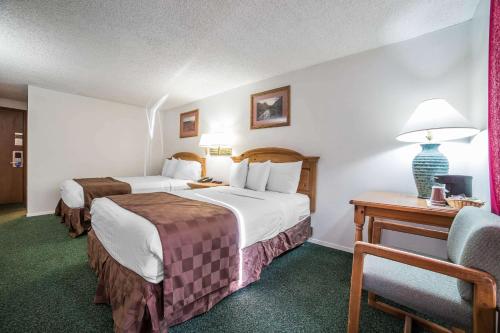 Un pat sau paturi într-o cameră la Rodeway Inn Bryce Canyon