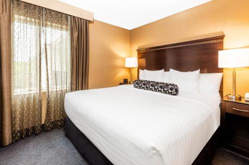 a hotel room with a large bed and a window at La Quinta by Wyndham Seattle Downtown in Seattle