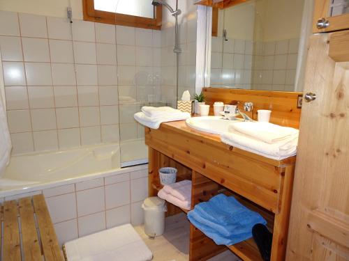 a bathroom with a sink and a tub at Les Glaciers - Appartement 1 in Chamonix